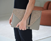 Laptophoes Maro van gerecycled wolvilt  en vegan appelleer taupe met man