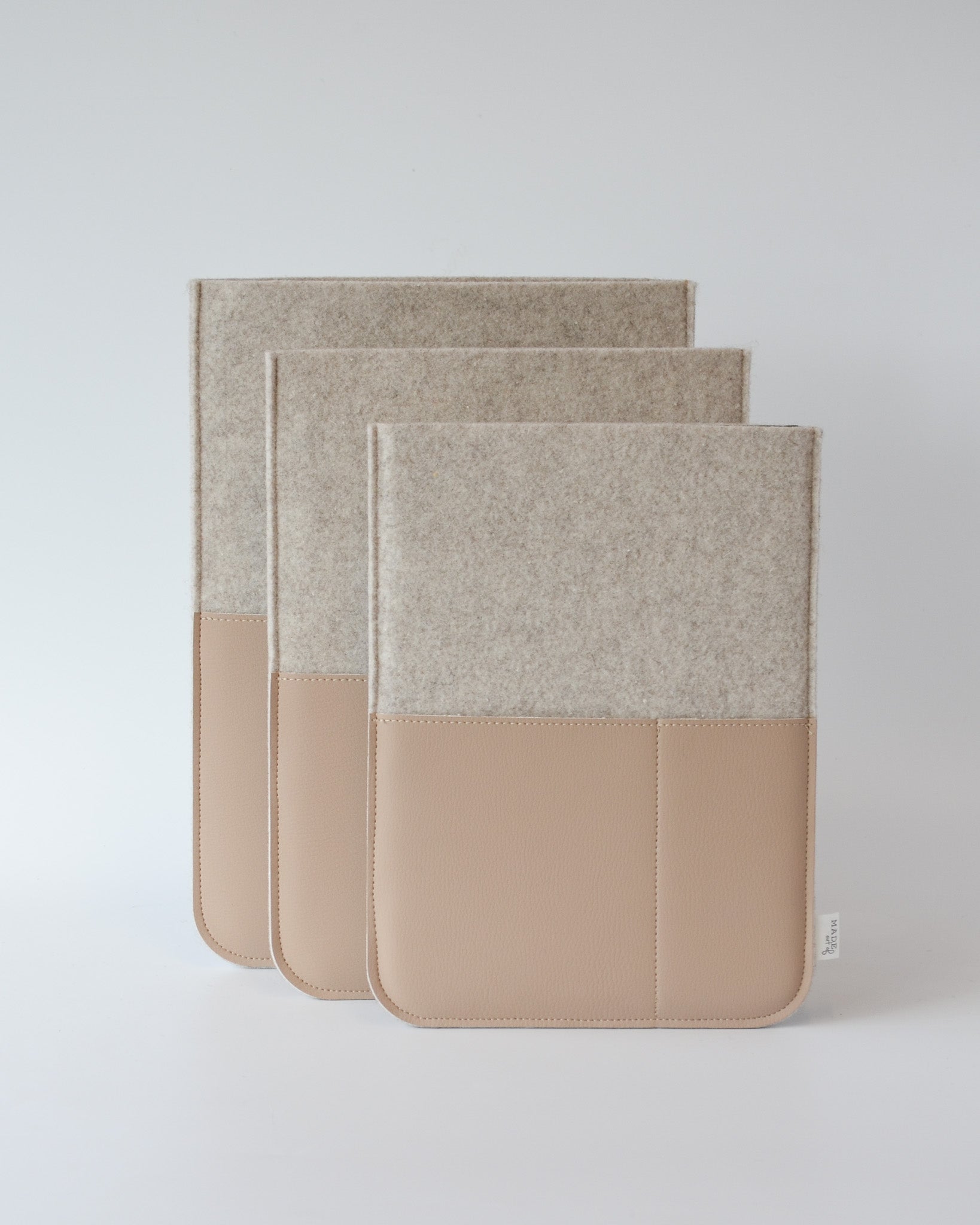 duurzame laptop hoes Sam gerecycled wolvilt en vegan appel beige in drie maten