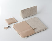 set van duurzame laptop hoes Sam gerecycled , etui en portemonnee wolvilt en vegan appel beige