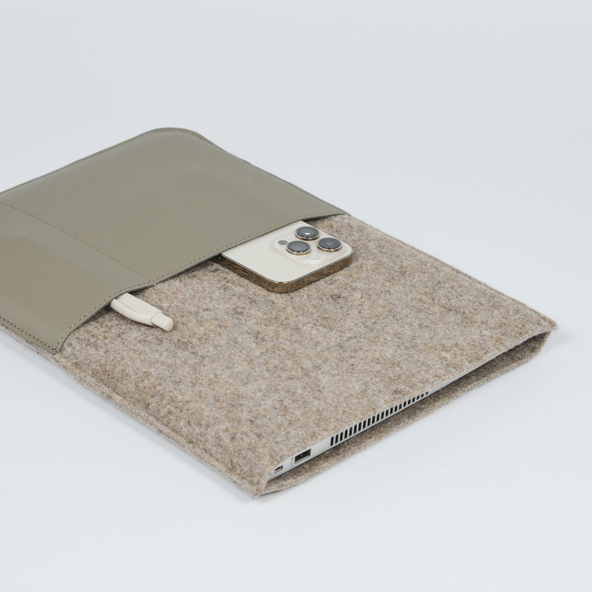 duurzame laptop hoes Sam gerecycled wolvilt en vegan appel taupe voorkant