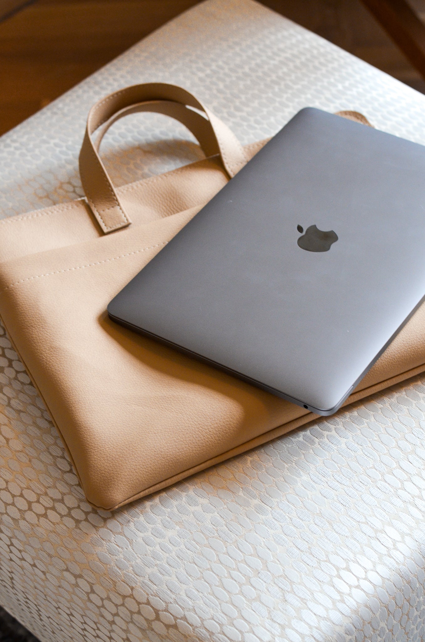 Duurzame laptoptas Doris met handvatten gemaakt van vegan appelleer beige