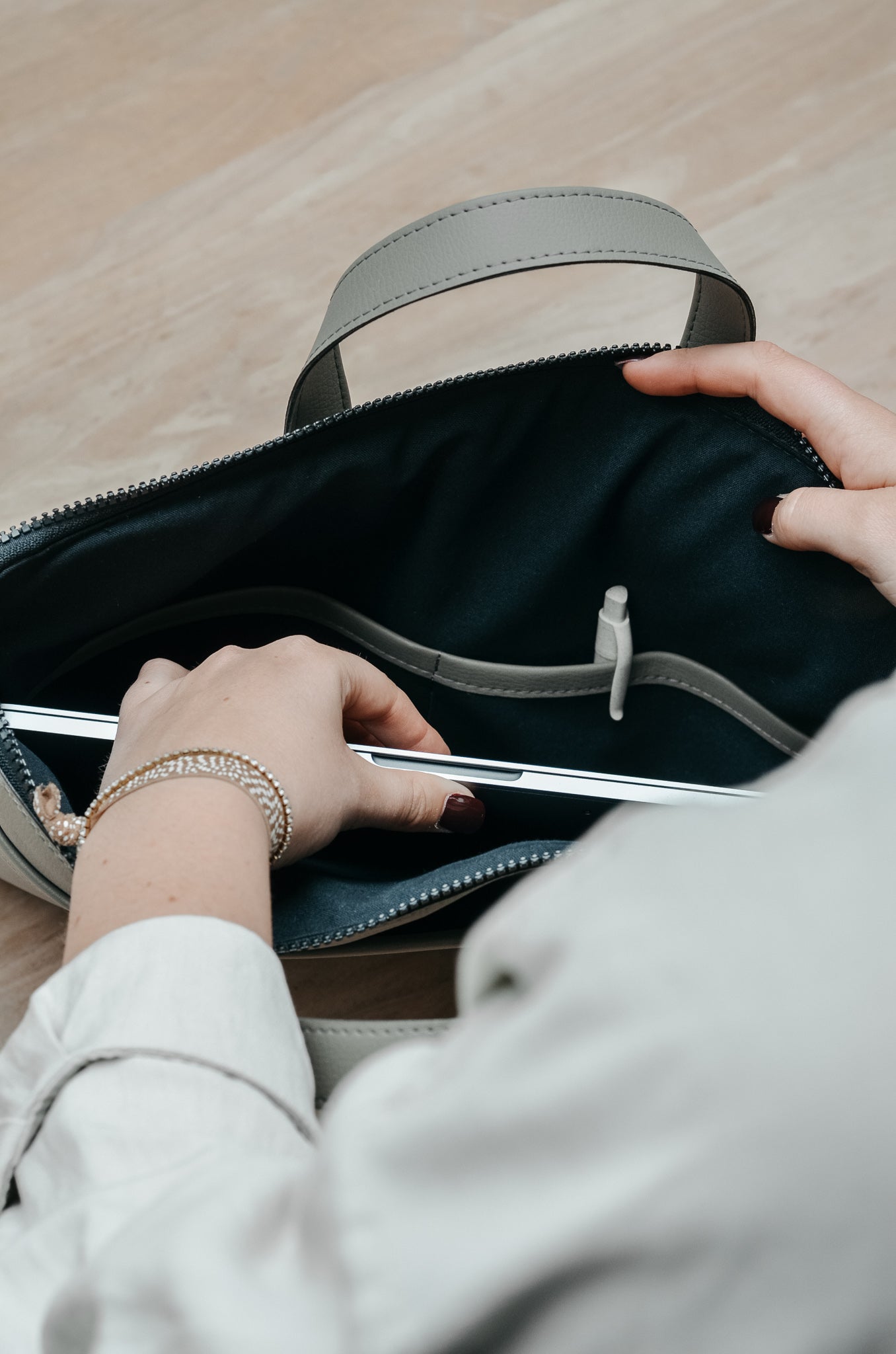 Duurzame laptoptas Doris met handvatten gemaakt van vegan appelleer taupe binnenkant