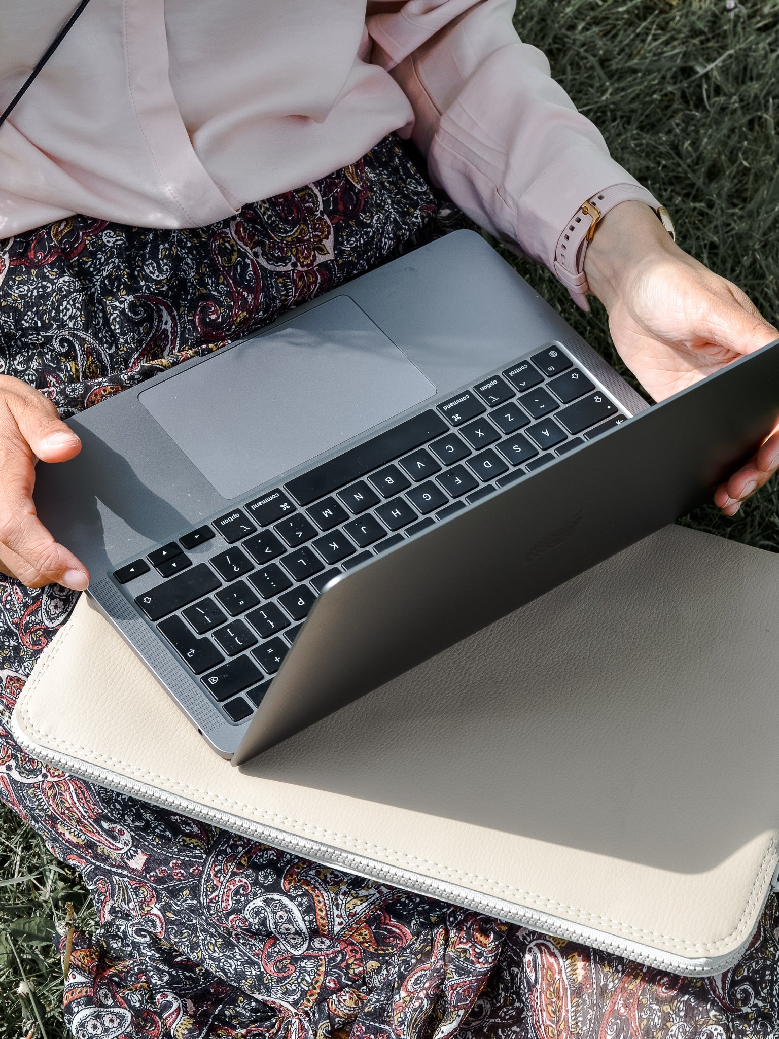 duurzame laptophoes Max van vegan appelleer zonder handvatten beige met laptop