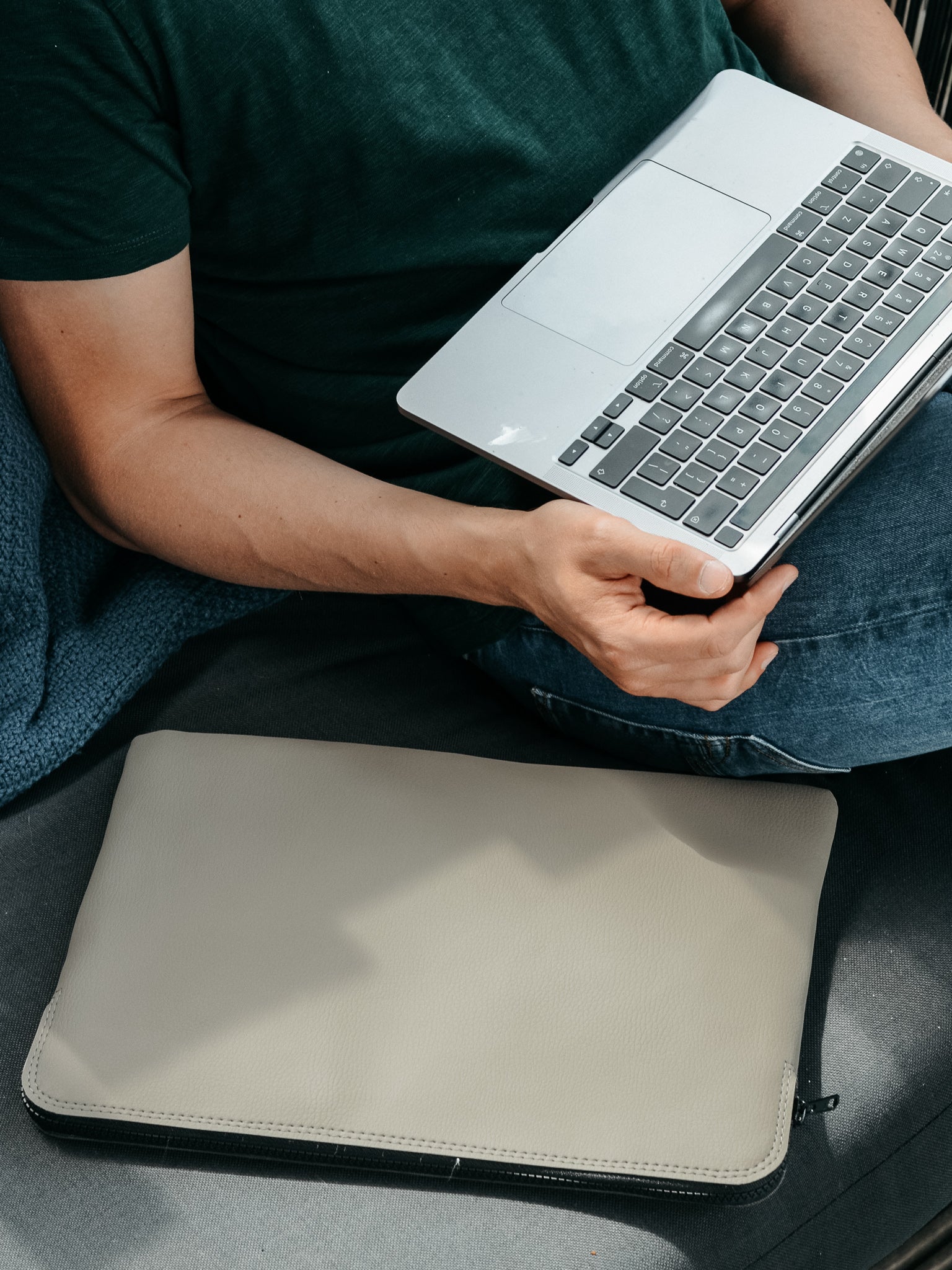 duurzame laptophoes Max van vegan appelleer zonder handvatten taupe