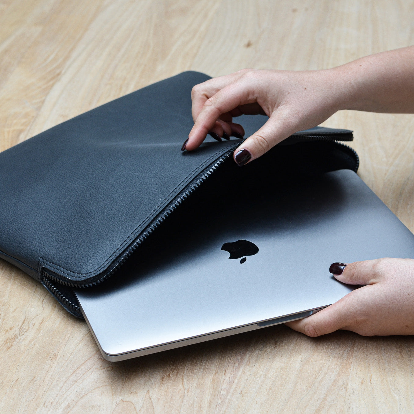 duurzame laptophoes Max van vegan appelleer zonder handvatten zwart met laptop erin