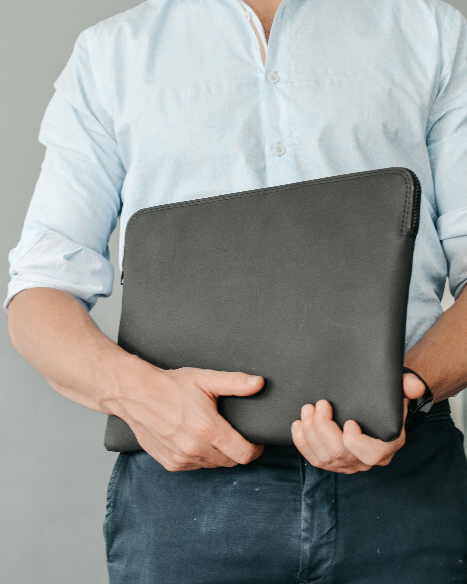 duurzame laptophoes Max van vegan appelleer zonder handvatten zwart met man