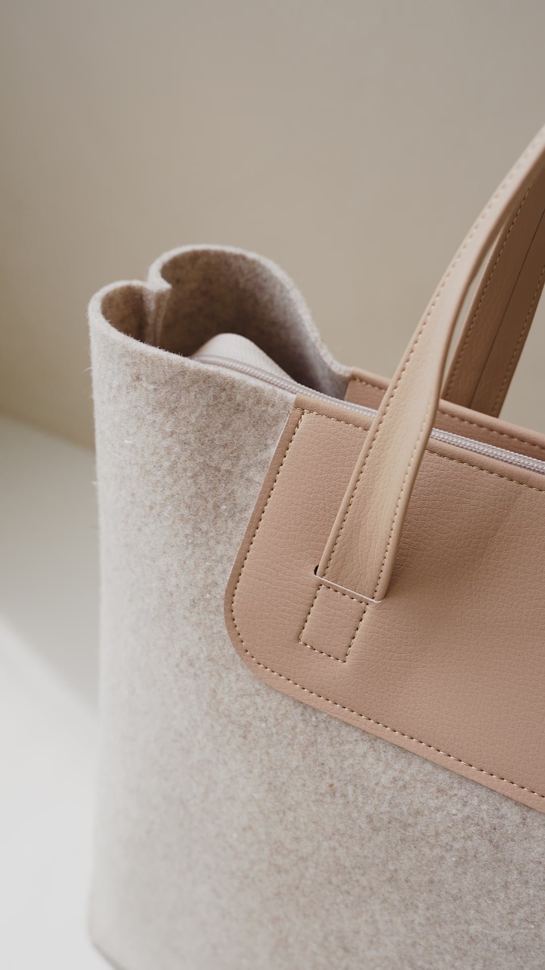 video van duurzame shopper Marly handgemaakt van gerecycled wolvilt beige 