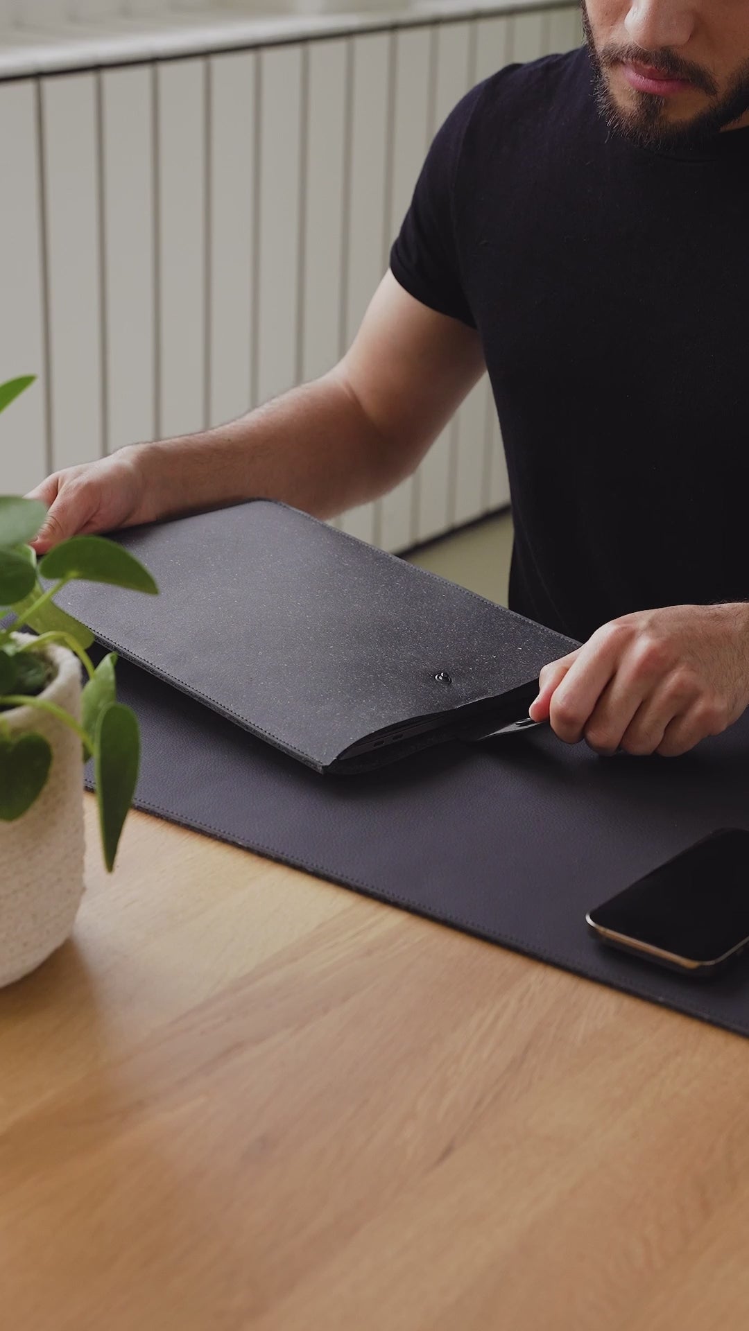 video Duurzame laptophoes Nouk van gerecycled leerafval , bruin gemêleerd