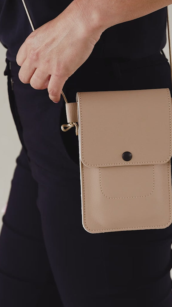 video van Duurzaam telefoontasje crossbody MOOS van vegan appelleer zwart